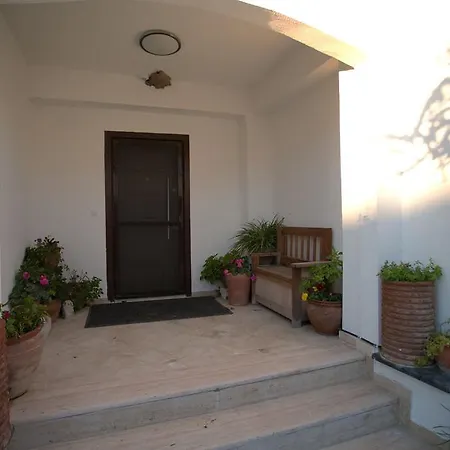 Beach Side Garden Apartment *